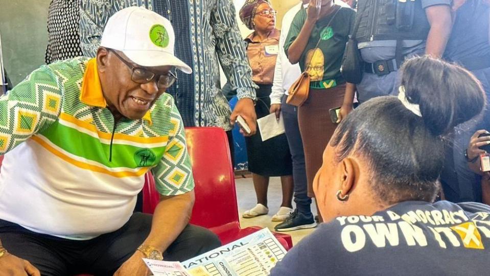 Former South African President Jacob Zuma votes in the South African general election at Ntolwane Primary School in his home village of Nkandla, KwaZulu-Natal, South Africa, 29/05/202