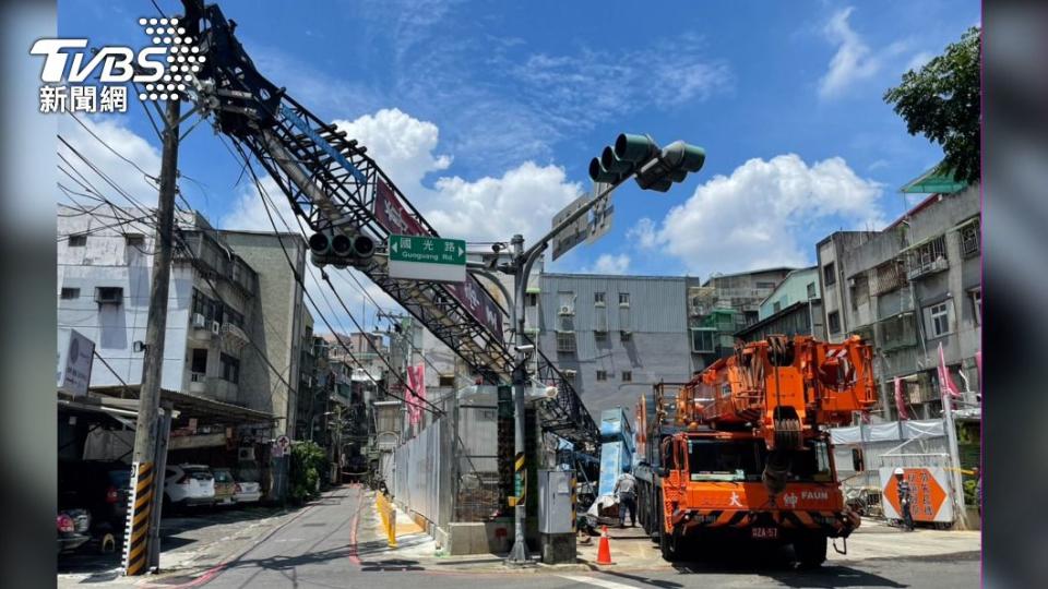 工地吊臂砸到電線桿，造成永和部分地區停電。（圖／TVBS）