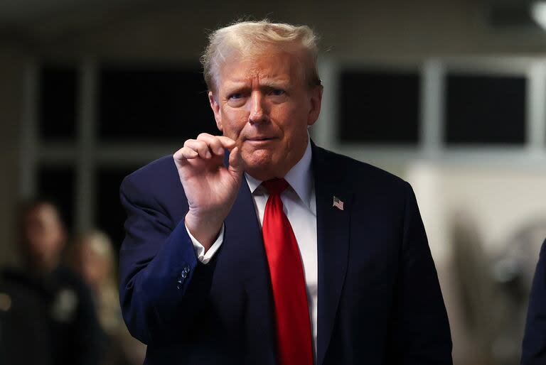 El expresidente Donald Trump habla tras abandonar la corte penal de Manhattan, el martes 23 de abril de 2024, en Nueva York. (AP Foto/Yuki Iwamura, Pool)