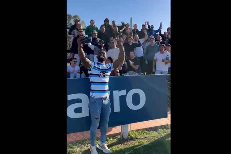 Kolisi, un hincha más Zanjero, con los hinchas del SIC