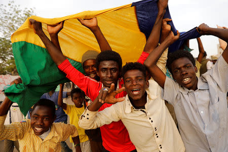 Sudanese demonstrators protest outside the Defence Ministry in Khartoum, Sudan April 14, 2019. REUTERS/Umit Bektas