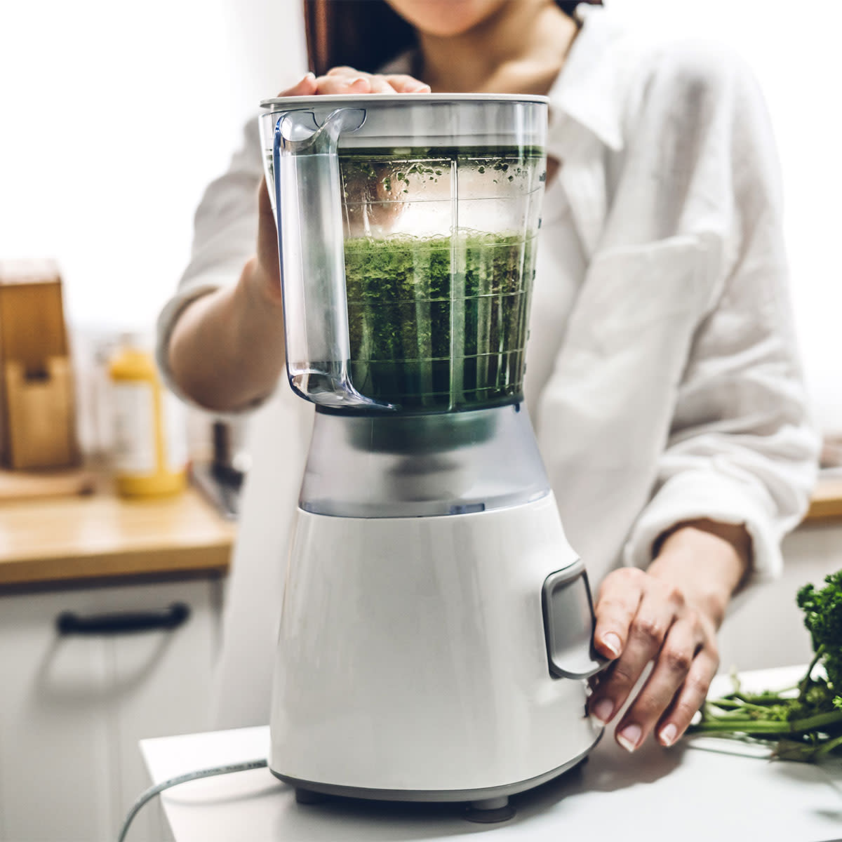 woman-making-green-smoothie