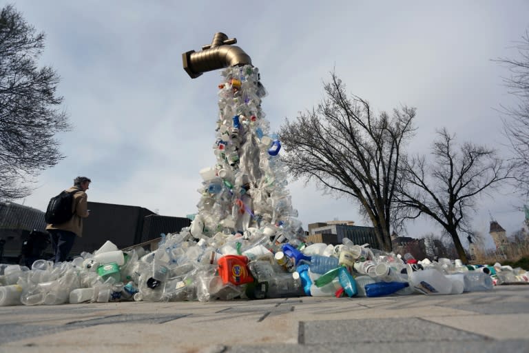 La escultura "Grifo de plástico gigante", del artista canadiense Benjamin Von Wong, se exhibe fuera de la cuarta sesión del Comité Intergubernamental de Negociación de la ONU sobre la Contaminación Plástica, en Ottawa, el 30 de abril de 2024 (Dave Chan)