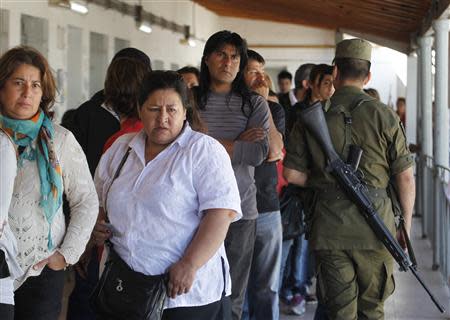 Citizens line up to vote in the nationwide congressional elections in a public school in Buenos Aires October 27, 2013. REUTERS/Enrique Marcarian