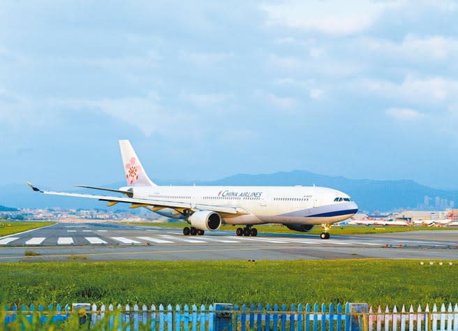 一架空中巴士A330自上海浦東抵松山機場時，著陸瞬間3套電腦系統、自動剎車同時失靈，只差9.1公尺就衝出跑道。圖為A330客機。（本報資料照片）