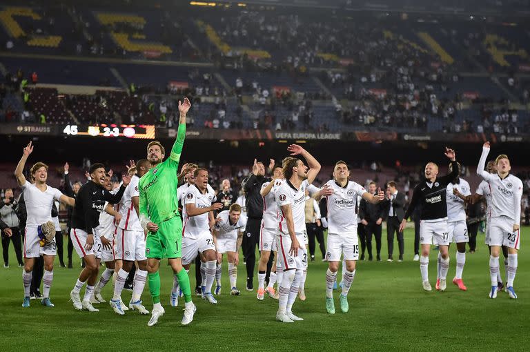 Treinta mil aficionados de Eintracht Frankfurt coparon el Camp Nou, lo que desató una reacción de Xavi (JOSE JORDAN/)