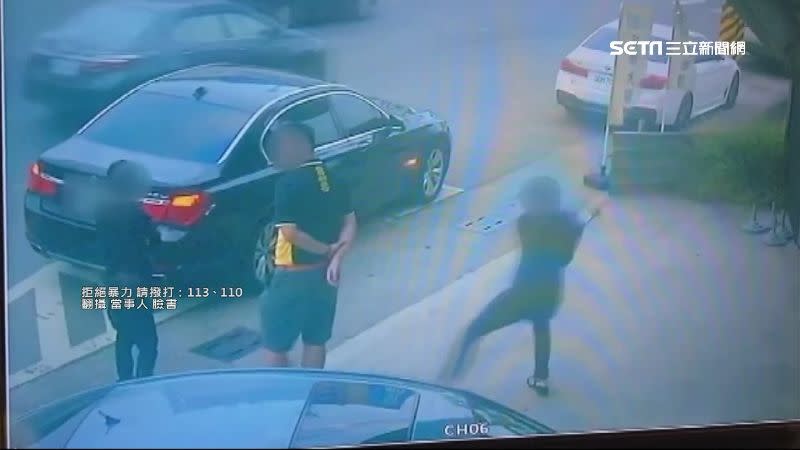 右邊的男子突然拿出榔頭偷襲車行業者。（圖／翻攝自當事人臉書）
