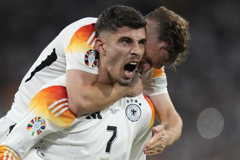 Kai Havertz celebra con Joshua Kimmich el gol de penal que acaba de marcar para el 3-0 parcial de Alemania ante Escocia, por el Grupo A de la Eurocopa 2024; el equipo germano arrancó con todo