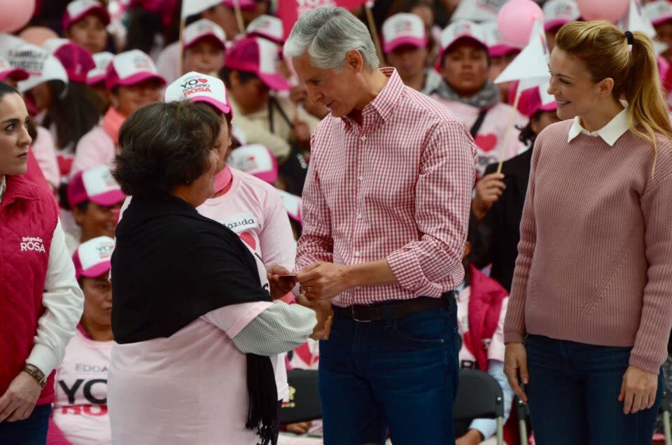 El priista Alfredo del Mazo hizo del Salario Rosa una de sus banderas desde que era candidato.