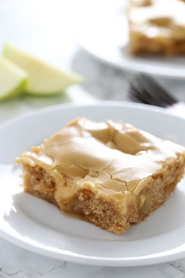 <strong>Get the <a href="http://www.handletheheat.com/salted-caramel-apple-sheet-cake/" target="_blank">Salted Caramel Apple Sheet Cake</a>&nbsp;recipe from Handle The Heat</strong>