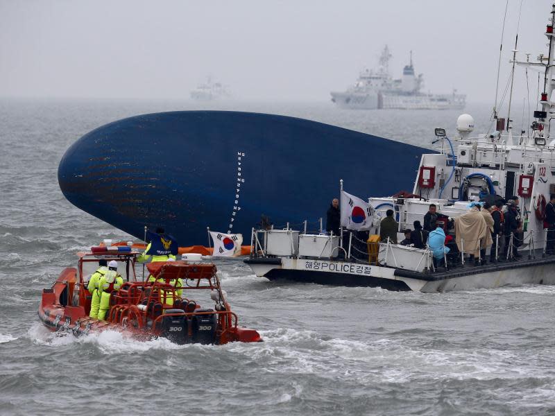 Rettungseinsatz am Wrack der gesunkenen Fähre. Foto: Jeon Heon-Kyun