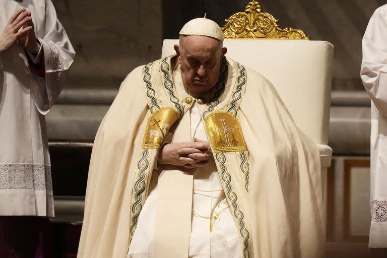 Francisco preside la vigilia pascual en la Basílica de San Pedro. (AP/Alessandra Tarantino)