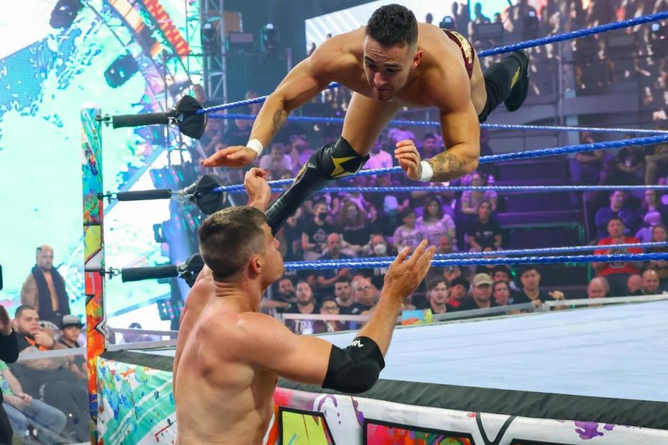 A-Kid vuela fuera del ring para impactar sobre su rival en un combate en NXT 2.0 en Estados Unidos.