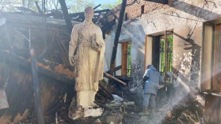 La estatua del poeta Hryhorii Skovoroda sobrevivió de milagro a la destrucción del museo en su honor