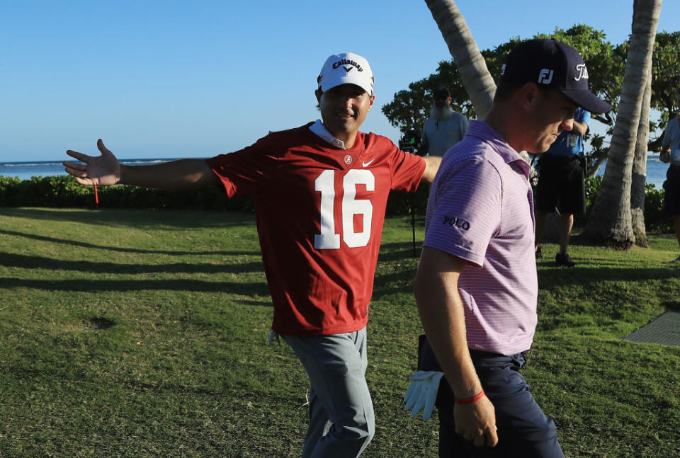 Kevin Kisner paid off his bet to Justin Thomas. (Getty)