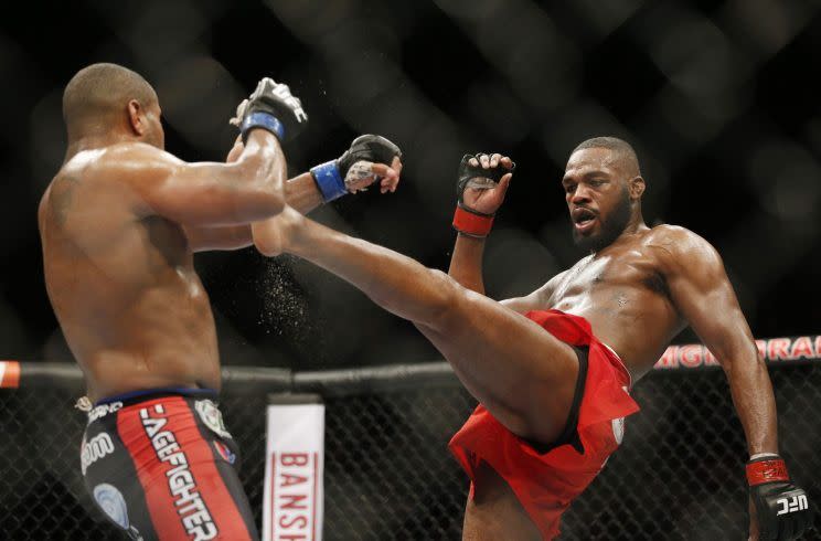 En su única pelea, Jon Jones, a la derecha, derrotó a Daniel Cormier por decisión unánime, en 2015. (AP)