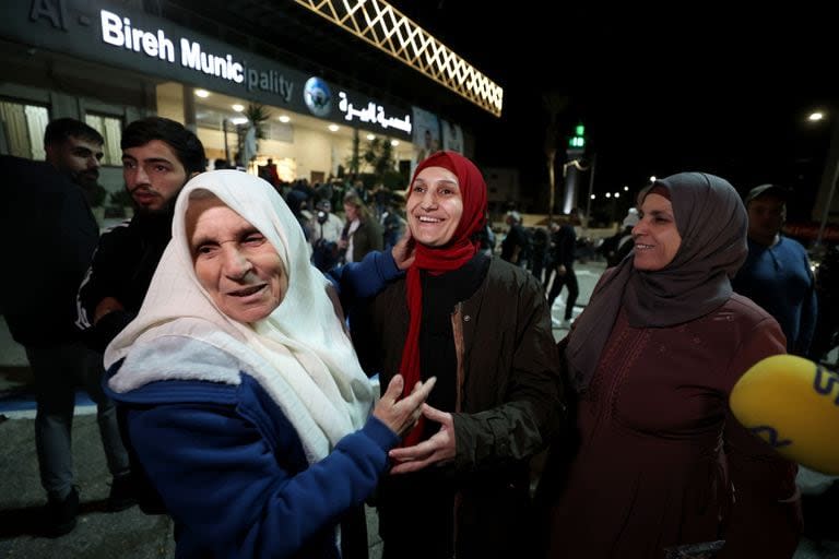 Prisioneros palestinos se reúnen con sus familiares, en la ciudad cisjordana de Al-Bireh, el 26 de noviembre de 2023.