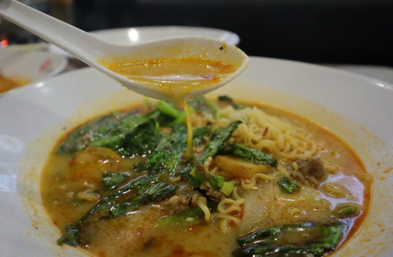 ji xing hot pot - closeof of mala soup