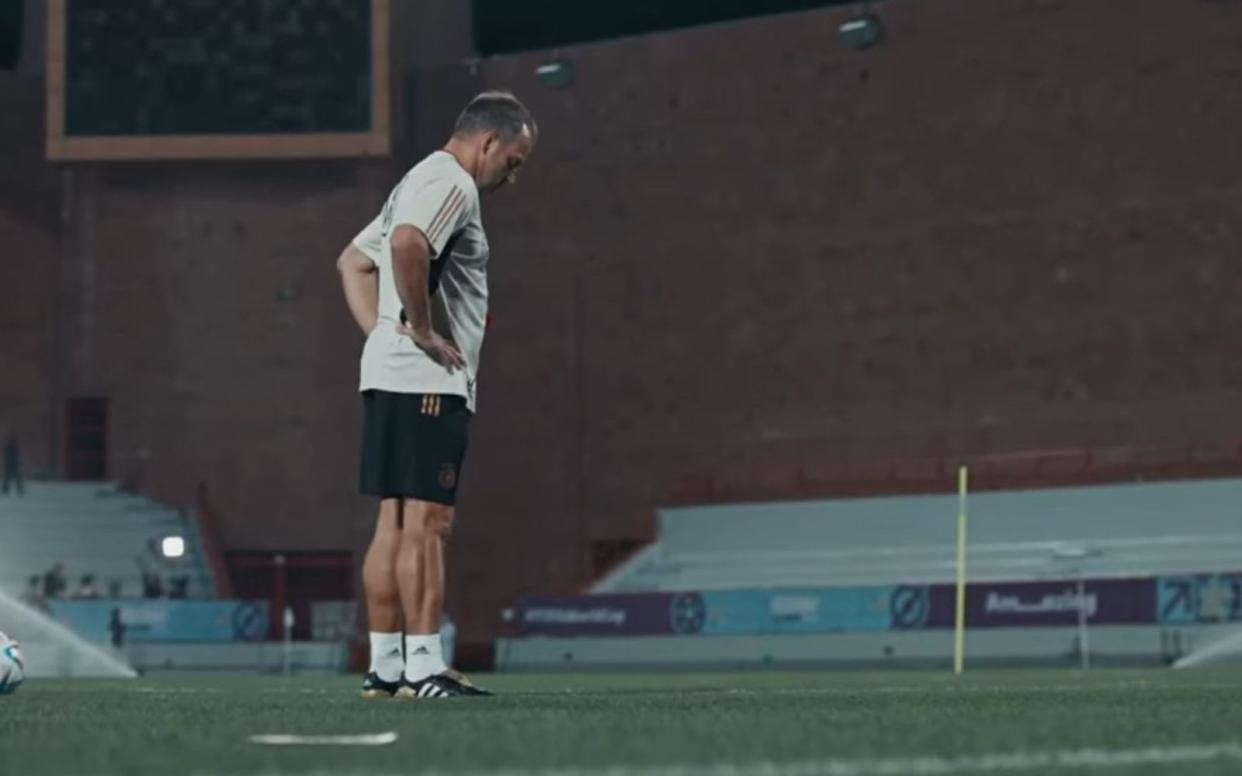 Das WM-Vorrundenaus vor Augen: Im offiziellen Trailer zur Prime-Dokuserie "All or Nothing: Die Nationalmannschaft in Katar" bleiben Momente der Enttäuschung nicht aus. (Bild: Amazon Prime Video Deutschland)