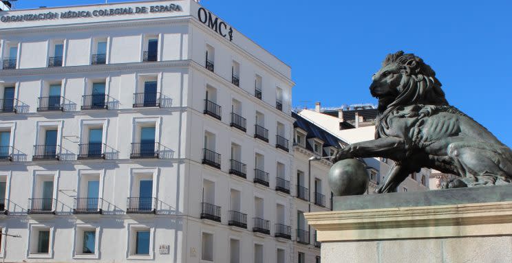 La OMC lanza un mensaje claro: “Las vacunas son seguras, efectivas y salvan cada año millones de vidas”. (Foto: Fachada de la Organización Médica Colegial de España en Madrid)