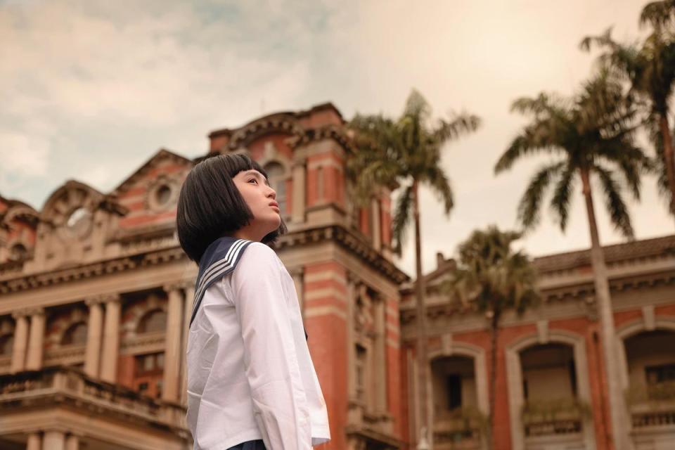 為宣傳電玩，迷走工作坊徵求北一女學生在台北日治建築拍照，並按照史料打造日治時期台北第一高女制服。（迷走工作坊提供）