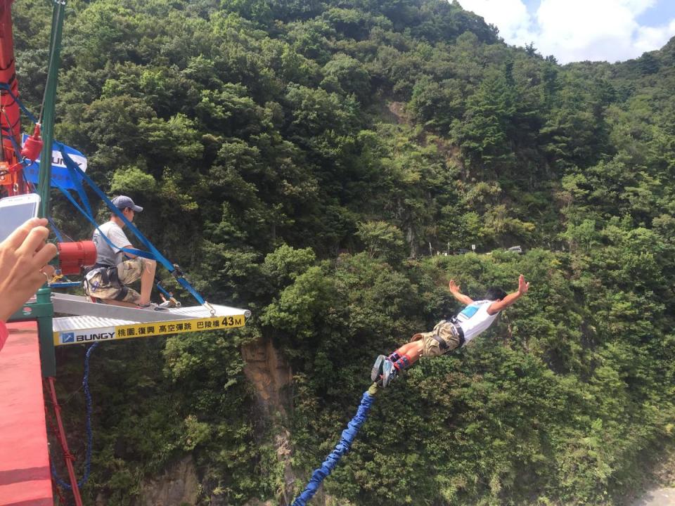 路線「躍動青春」可於復興區體驗刺激的高空彈跳。（桃園市政府觀光旅遊局提供）