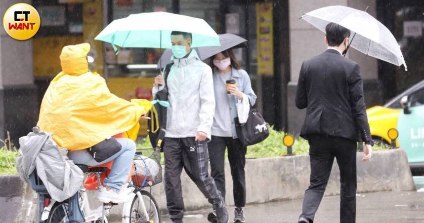 中央氣象局針對全台18縣市發布豪大雨特報。（示意圖／趙文彬攝）