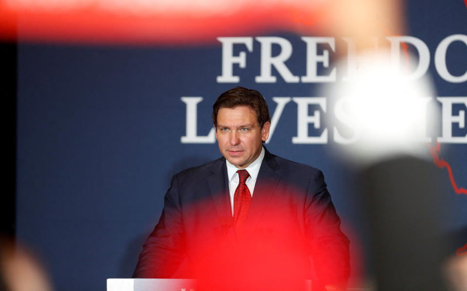 Le gouverneur de la Floride Ron DeSantis parle après l'élection primaire pour les mi-mandat au cours de la 