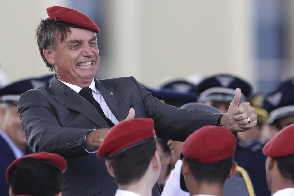 ARCHIVO - Esta foto de archivo del 19 de abril del 2018 muestra al favorito a la presidencia de Brasil, Jair Bolsonaro, posando para una foto enfrente de cadetes durante una ceremonia conmemorativa al Día del Ejército, en Brasilia, Brasil. (AP Foto/Eraldo Peres, Archivo)