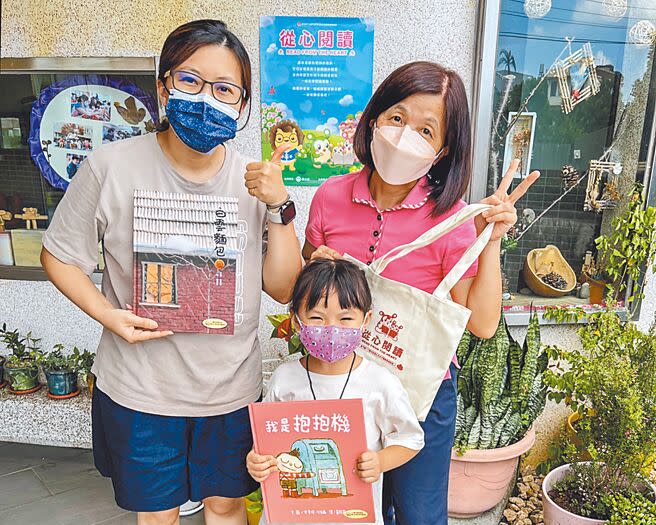 新竹縣準公共幼兒園小朋友能獲2本圖書外，還可拿到1個行動書袋，隨時隨地都能閱讀。（羅浚濱攝）