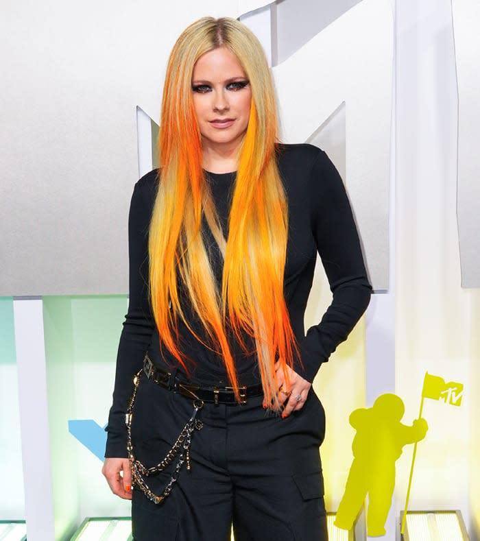 Avril Lavigne reaparece en París con nueva imagen