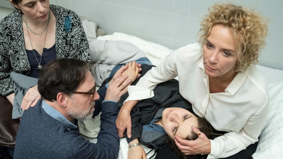 ZDF-Serie "RESET - Wie weit willst du gehen?": Flo Bohringer (Katja Riemann, rechts), ihr Ex-Mann Jens (Thomas Loibl) und dessen Partnerin Kati (Annika Kuhl, links) haben die 15-jährige Luna (Hannah Schiller) wegen ihrer Depression in eine Klinik gebracht. (Bild: ZDF / Tina Krohn)