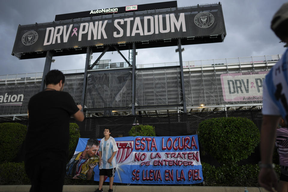 Aficionados se sacan fotos afuera del estadio DRV PNK, sede del Inter Miami, el nuevo club de Lionel Messi, el domingo 16 de julio de 2023, en Fort Lauderdale, Florida. (AP Foto/Rebecca Blackwell)