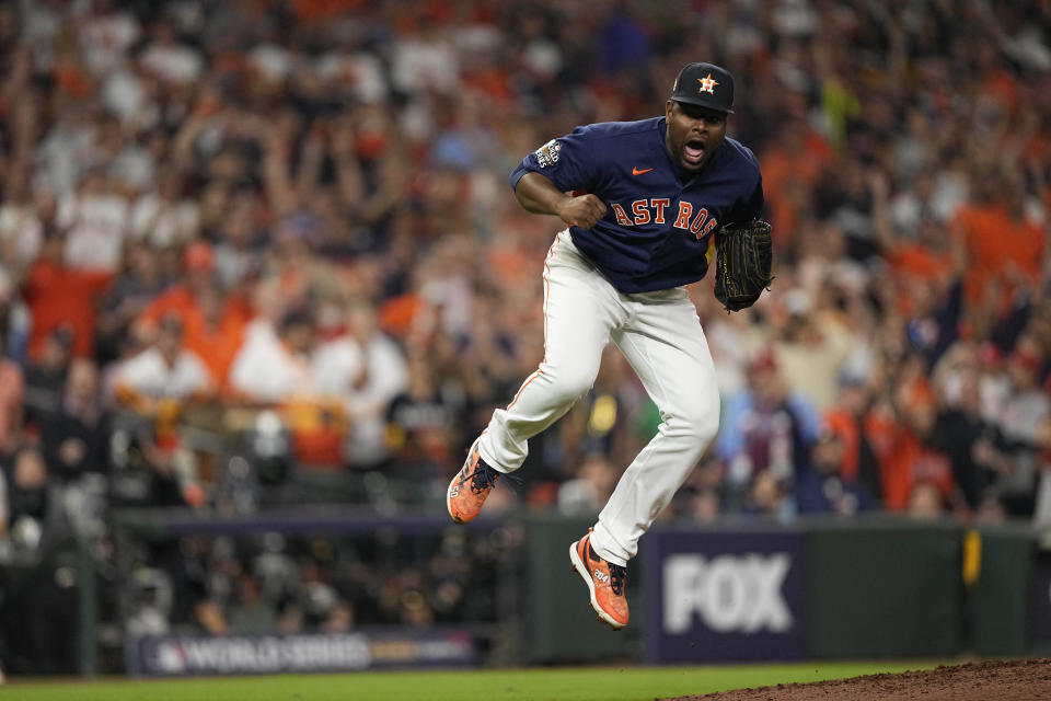 El dominicano Héctor Neris, relevista de los Astros de Houston, festeja tras conseguir el tercer out de la séptima entrada ante los Filis de Filadelfia, en el sexto juego de la Serie Mundial, el sábado 5 de noviembre de 2022 (AP Foto/David J. Phillip)