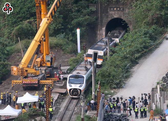 太魯閣號2日撞上滑落軌道的工程車出軌，造成重大死傷，衛福部成立捐款專戶，但卻引來界批評。(中時資料照)