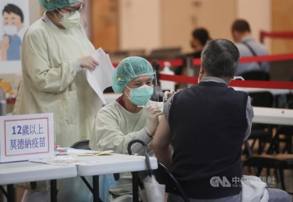 The UK is the first in the world to approve the Moderna next-generation vaccine, which can fight both the Wuhan strain and the BA.1 variant. Command center spokesman Zhuang Renxiang said today that the Food and Drug Administration is reviewing the EUA.  (Central News Agency file photo)