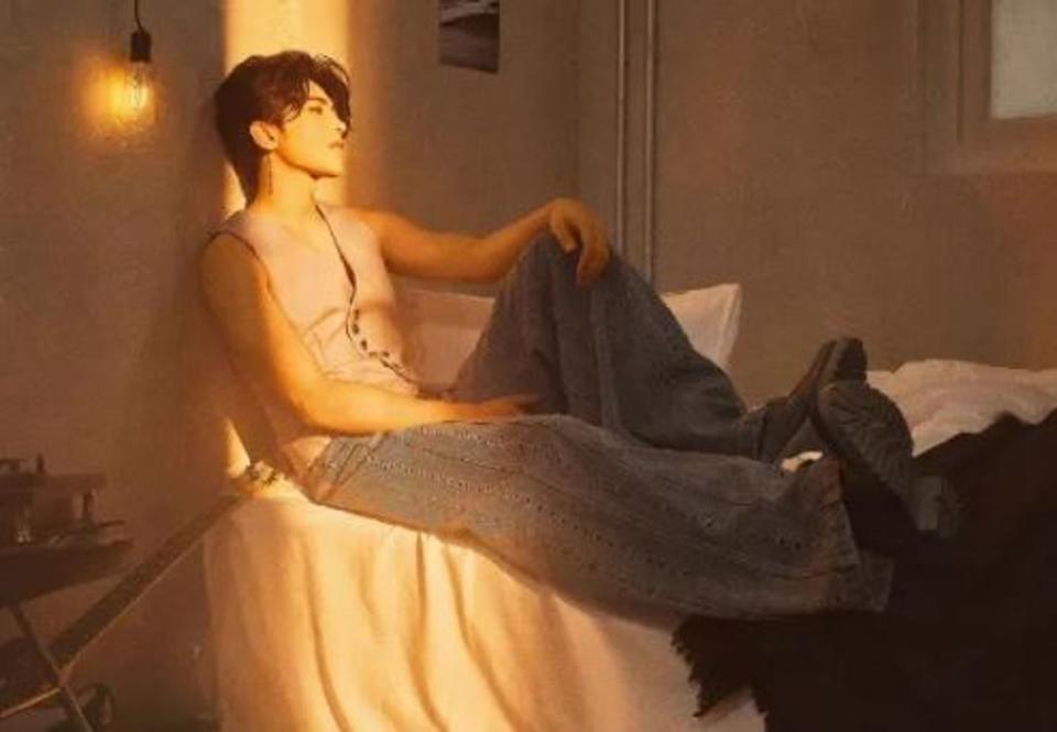蔡徐坤推出新歌《Spotlight》，露出他坐在床上的寫真照。（翻攝自微博）