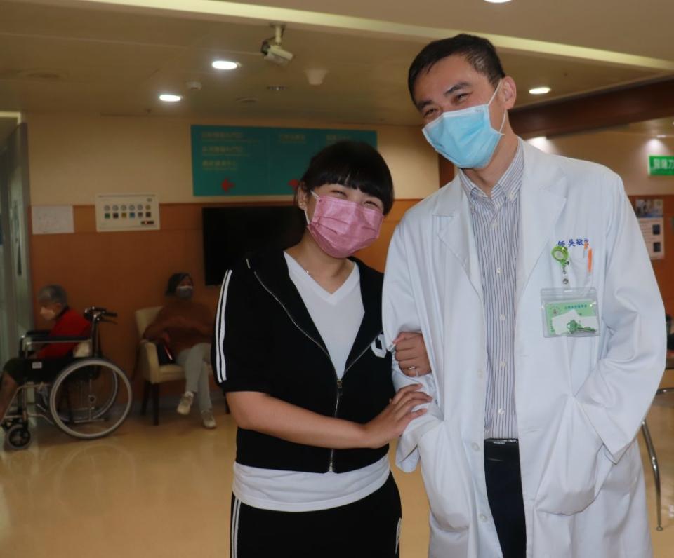 阿美（左）感激彰濱秀傳醫院幹細胞移植團隊的血液腫瘤科吳敬炫醫師（右）救命之恩。（記者何國榮攝）