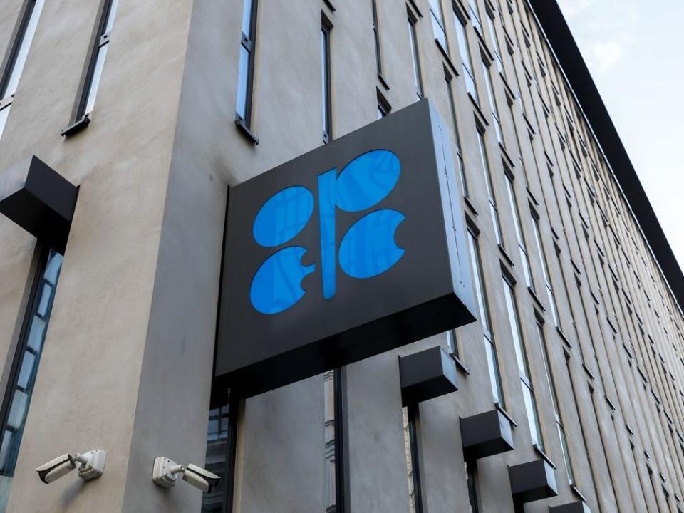  The Organization of the Petroleum Exporting Countries postponed a meeting on crude production levels to next week from this week.