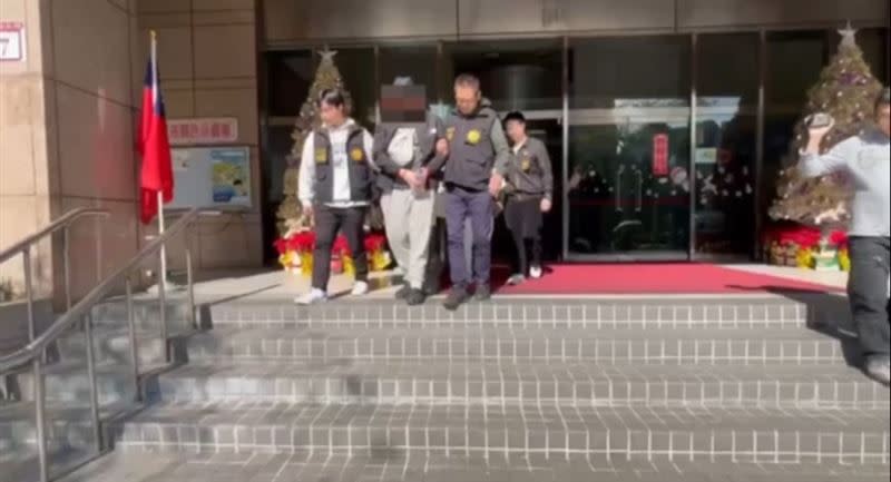 警方逮捕白牌車司機蔡姓夫妻檔。（圖／翻攝畫面）