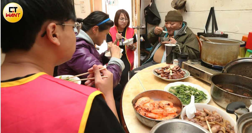 鄭老先生如今難再拿起鍋鏟，但每周仍會指導居服員和社工炒菜煮飯，用料理建立溫馨的大家庭。（圖／趙世勳攝）