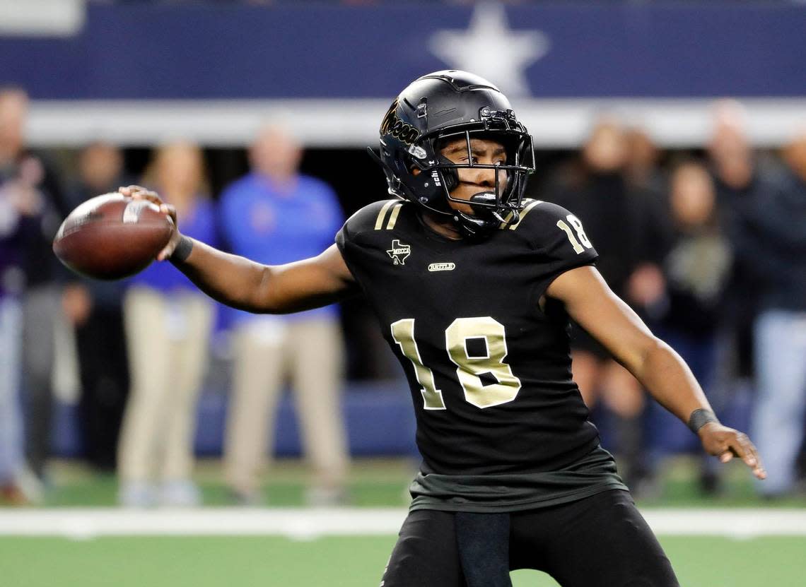 South Oak Cliff quarterback William Little (18) tosses a completion down field in the first half of a UIL Class 5A D2 state championship football game at AT&T Stadium in Arlington, Texas, Friday, Dec. 16, 2022. Port Neches-Grove led South Oak Cliff 71-12 at the half. (Star-Telegram Bob Booth)