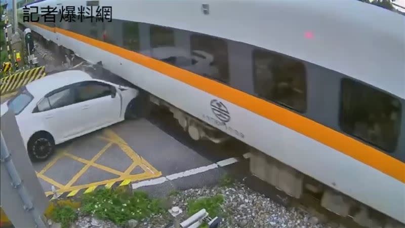 汽車撞上火車的瞬間。（圖／翻攝自記者爆料網）