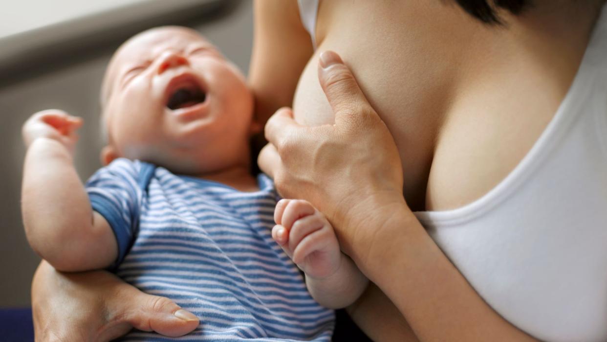  What is tongue tie illusrtrated by Baby struggling to breastfeed. 