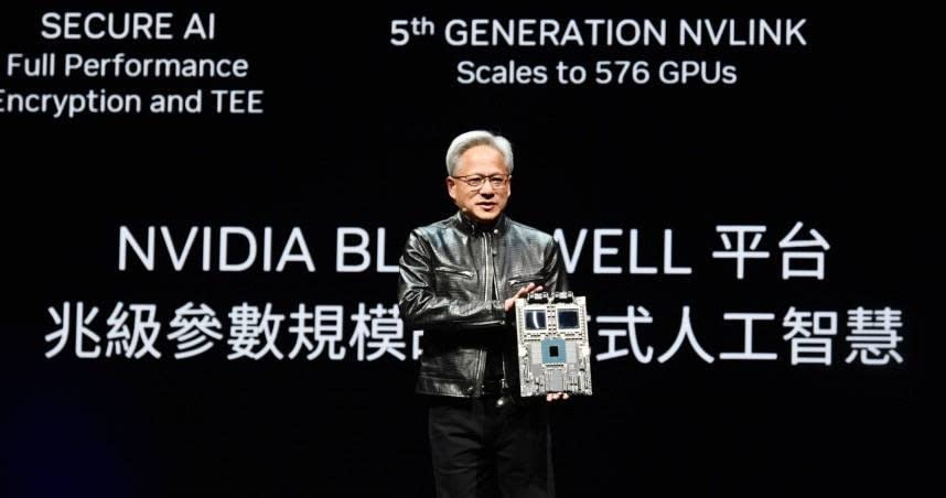 輝達執行長黃仁勳表示新一代 Blackwell 晶片需求強勁。（圖／報系資料照）