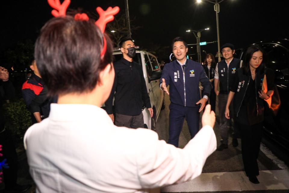 《圖說》台中市長盧秀燕張開雙臂熱情迎接台北市長蔣萬安。