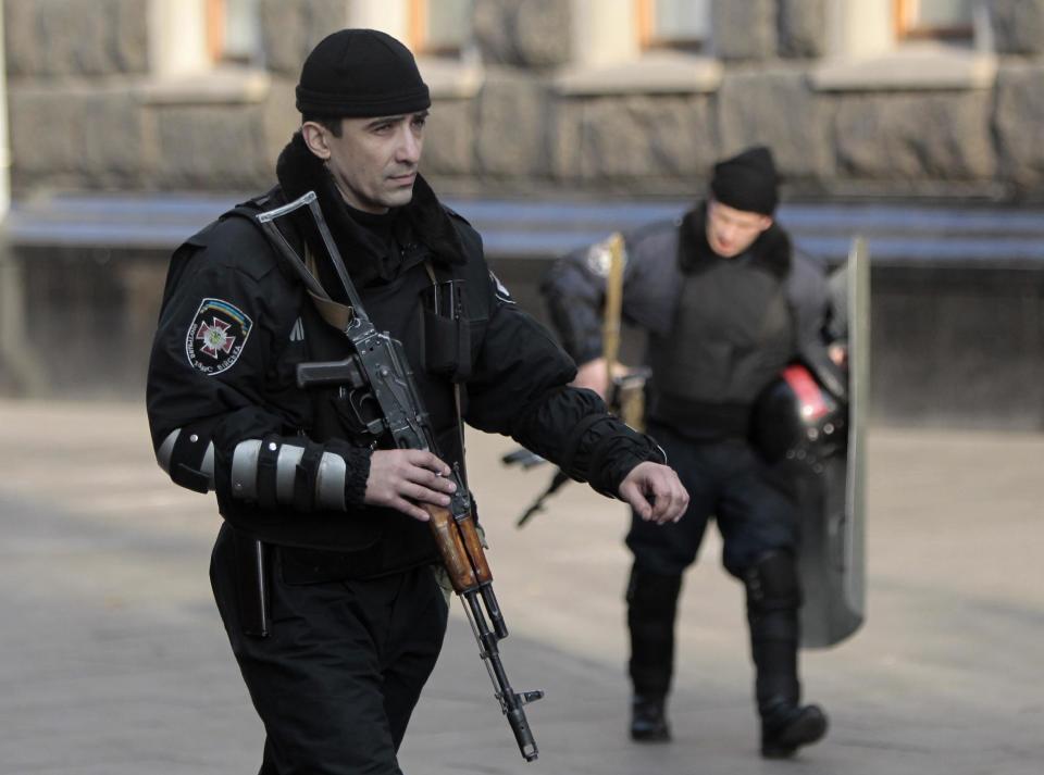 Riot police leave the Presidential office in Kiev, Ukraine, Friday, Feb. 21, 2014. Ukraine’s opposition leaders signed a deal Friday with the president and European mediators for early elections and a new government in hopes of ending a deadly political crisis. Russian officials immediately criticized the deal and protesters angry over police violence showed no sign of abandoning their camp in central Kiev. (AP Photo/Sergei Chuzavkov)