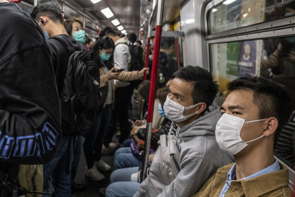 Quienes presenten infecciones respiratorias agudas, además de ir al médico, deben mantener la distancia con el resto de la gente, cubrirse la boca al toser y estornudar con pañuelos desechables y lavarse las manos. (Foto: Vernon Yuen/NurPhoto via Getty Images)