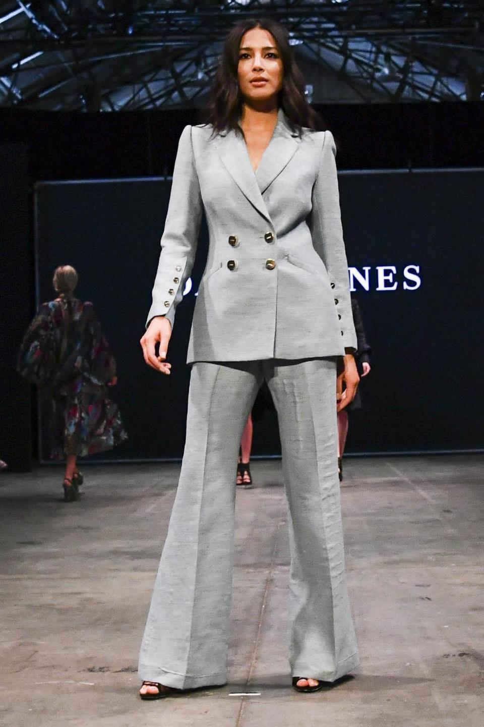 <p>This grey linen suit was ultra chic</p>