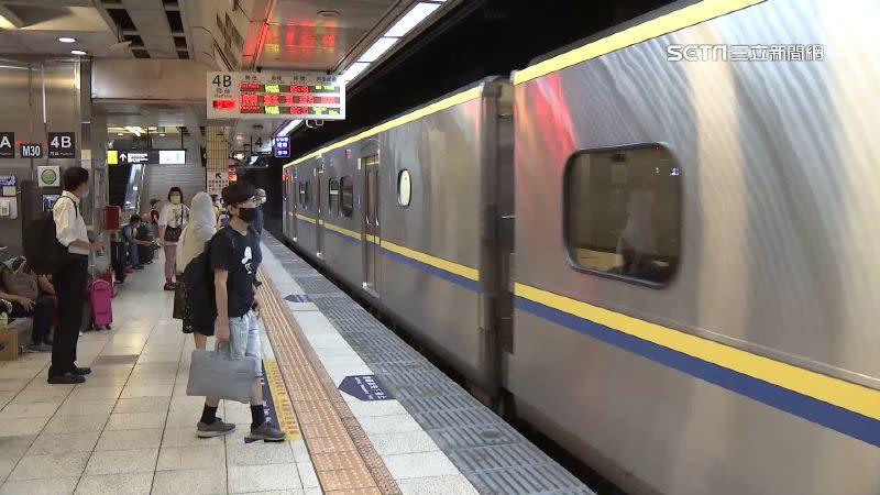 台鐵擬在下半年調漲票價，台北高雄票價將破千元，直逼高鐵票價。